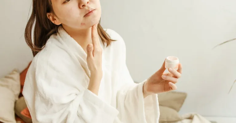 découvrez le traitement anti-acné cerave, formulé pour réduire les boutons et améliorer la santé de votre peau grâce à une hydratation efficace et des ingrédients doux.