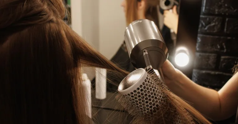 découvrez si le dyson airwrap cause des dommages aux cheveux et comment l'utiliser pour protéger votre chevelure tout en obtenant des coiffures magnifiques.