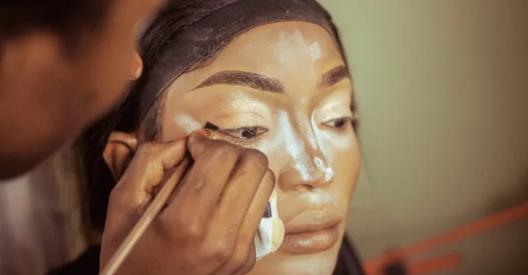 découvrez notre collection de fondations alliant confort et tenue parfaite pour un maquillage naturel et longue durée.