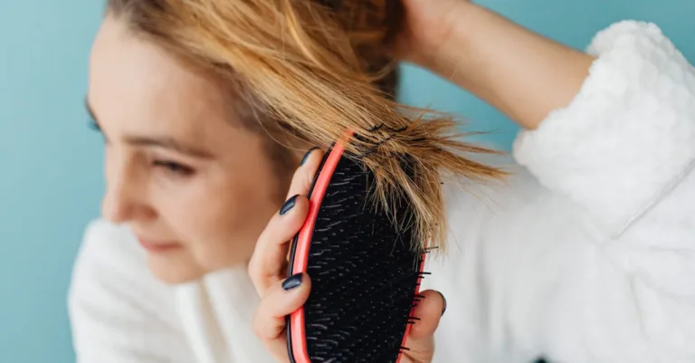 découvrez nos conseils et produits essentiels pour des soins capillaires efficaces, adaptés à tous types de cheveux, pour une chevelure saine et éclatante.
