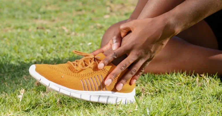 découvrez comment les chaussures hoka peuvent soulager les douleurs au genou grâce à leur amorti exceptionnel et leur soutien optimal, idéales pour prévenir et atténuer les inconforts articulaires.