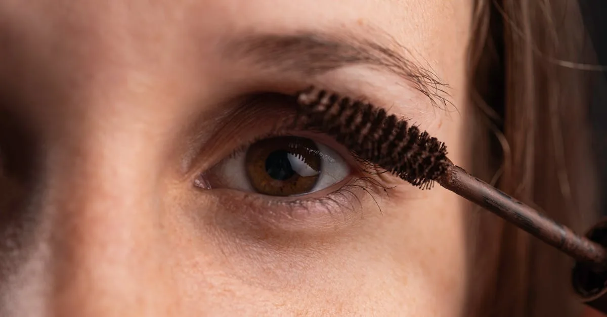 maybelline sky high mascara offre des cils allongés et volumineux pour un regard spectaculaire toute la journée. formule légère et longue tenue.