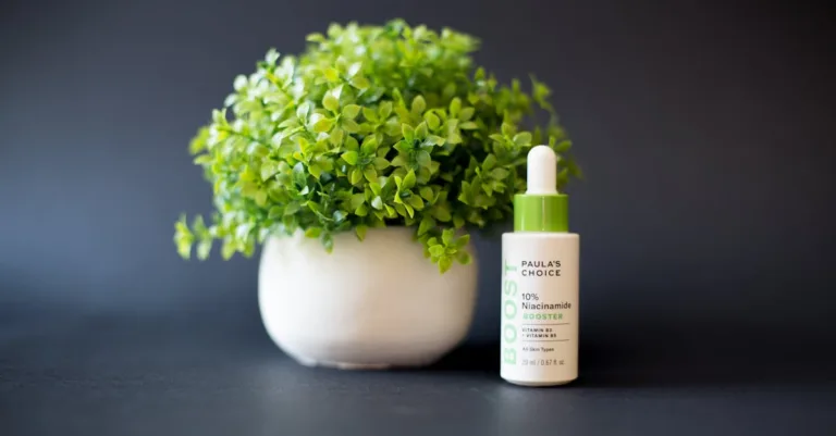 découvrez les bienfaits de la niacinamide, un actif puissant pour améliorer l'éclat de la peau, réduire les imperfections et renforcer la barrière cutanée.