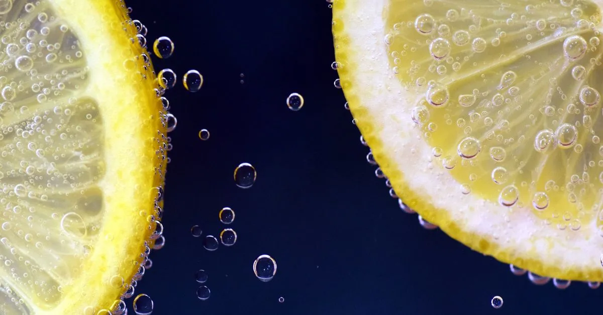 découvrez les précautions et conseils essentiels pour utiliser en toute sécurité le bicarbonate de soude et l'acide citrique dans vos préparations domestiques et cosmétiques.