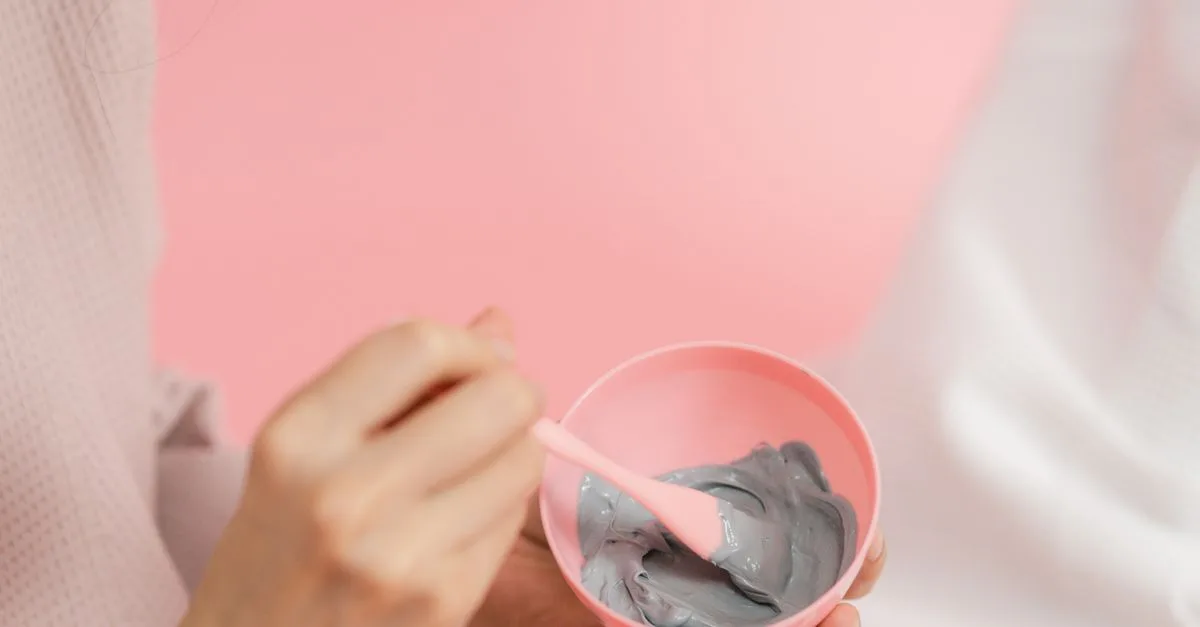 découvrez les bienfaits de l'argile bentonite pour la peau : purification, élimination des impuretés, réduction des inflammations et amélioration de l'éclat naturel.