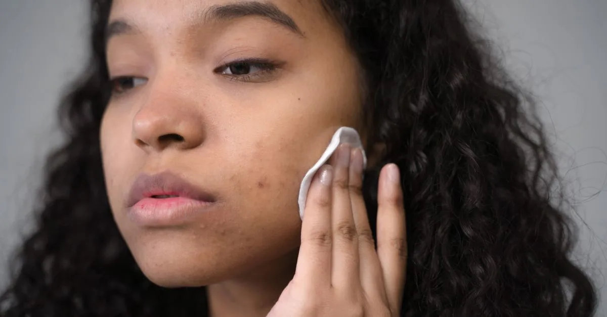 découvrez le meilleur nettoyant visage pour peau grasse, formulé pour éliminer l'excès de sébum tout en purifiant et équilibrant votre peau pour un teint frais et éclatant.
