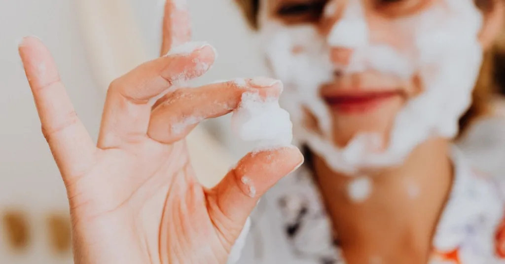 découvrez le meilleur nettoyant visage pour peau grasse, spécialement formulé pour éliminer l'excès de sébum, purifier les pores et laisser votre peau fraîche et nette toute la journée.