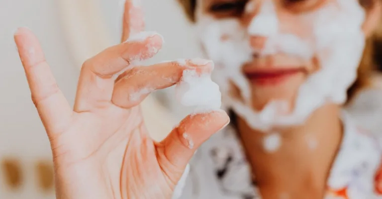 découvrez le meilleur nettoyant visage pour peau grasse, spécialement formulé pour éliminer l'excès de sébum, purifier les pores et laisser votre peau fraîche et nette toute la journée.