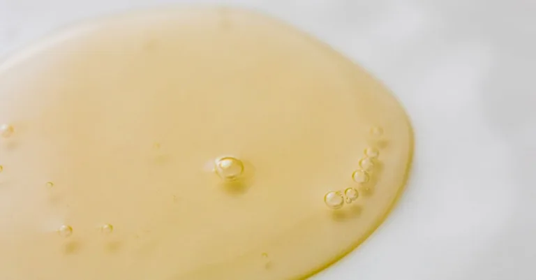 découvrez les propriétés et usages des cocamidopropyl sulfates, des agents tensioactifs doux utilisés dans les produits cosmétiques et soins personnels pour nettoyer et mousser en douceur.