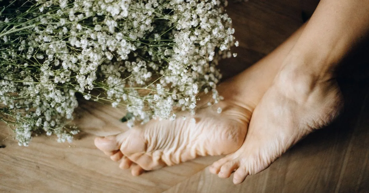 découvrez les meilleurs remèdes pour soigner les pieds fissurés et retrouvez une peau douce et saine rapidement.
