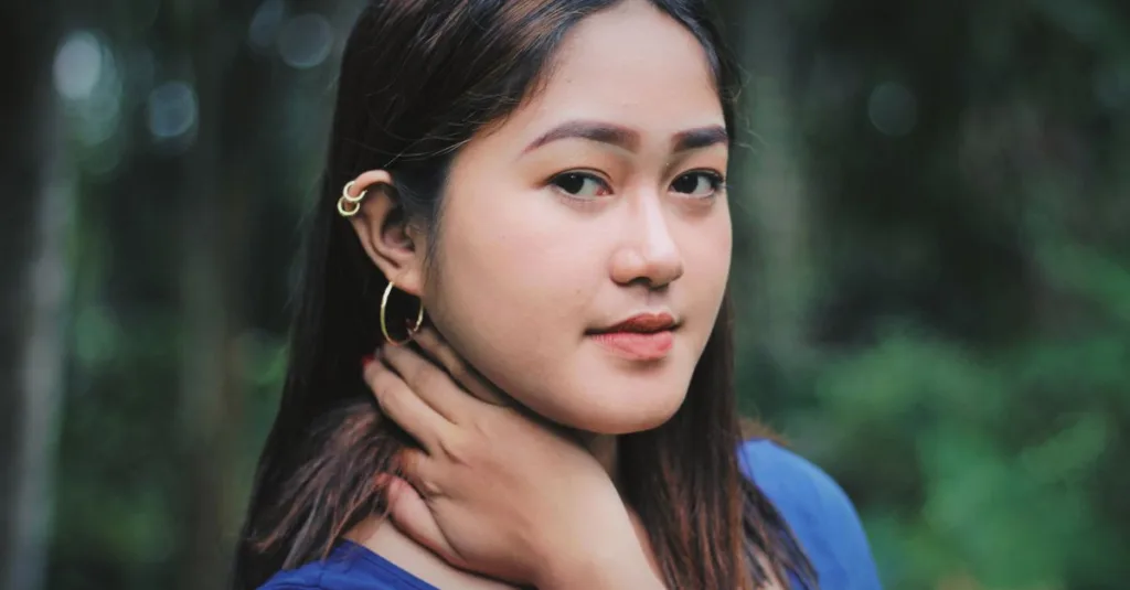 découvrez tout sur les piercings d'oreille : styles, soins et conseils pour un look tendance et sécurisé.