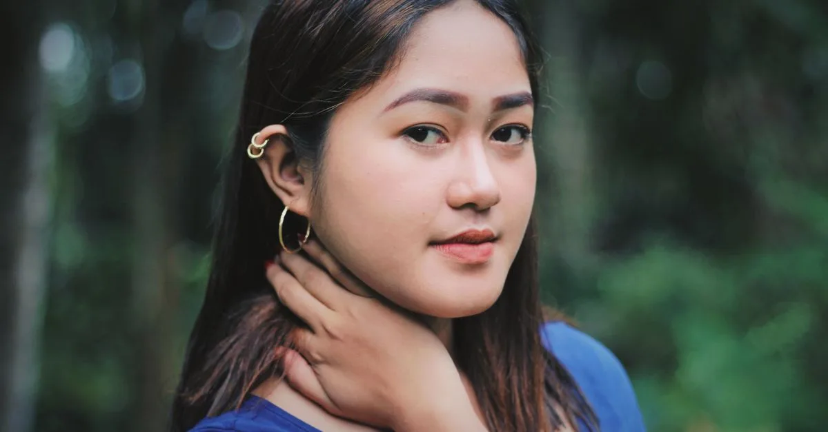 découvrez tout sur les piercings d'oreille : styles, soins et conseils pour un look tendance et sécurisé.