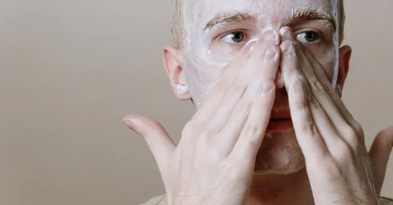 découvrez les causes et solutions pour la production excessive de sébum afin de mieux gérer la peau grasse et prévenir les imperfections.