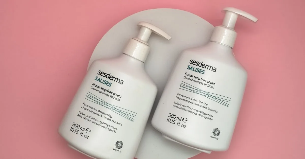 nettoyant visage spécialement formulé pour les peaux sèches, hydrate et nourrit en douceur tout en éliminant les impuretés.