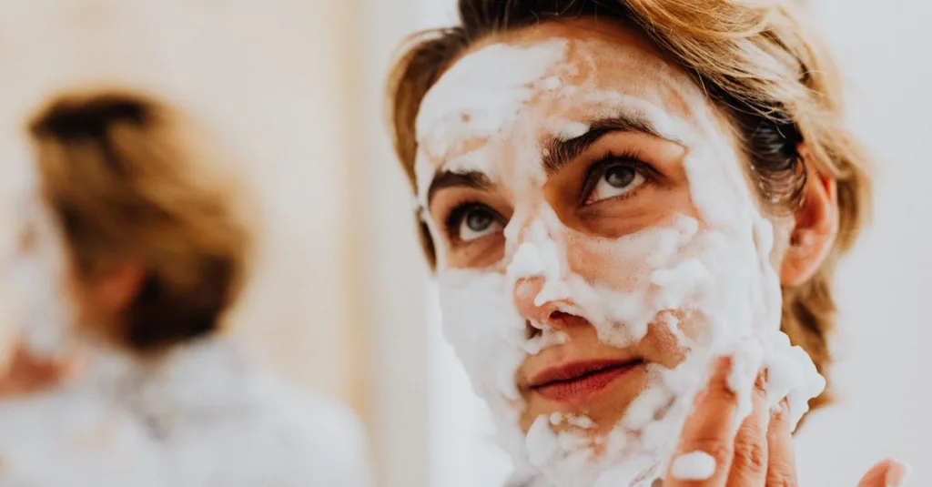 nettoyant visage doux spécialement formulé pour les peaux sèches, hydratant et apaisant pour une peau nette et confortable.