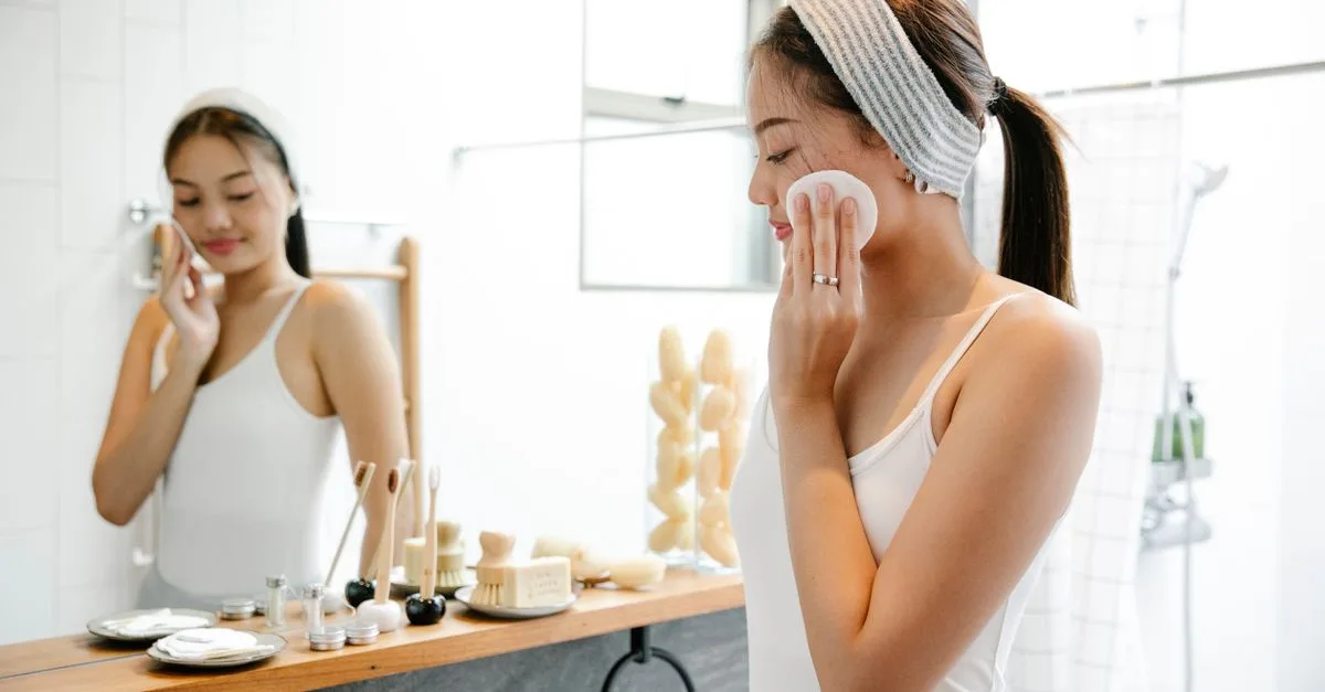 découvrez nos conseils et produits efficaces pour un nettoyage facial en profondeur, laissant votre peau fraîche, propre et éclatante.