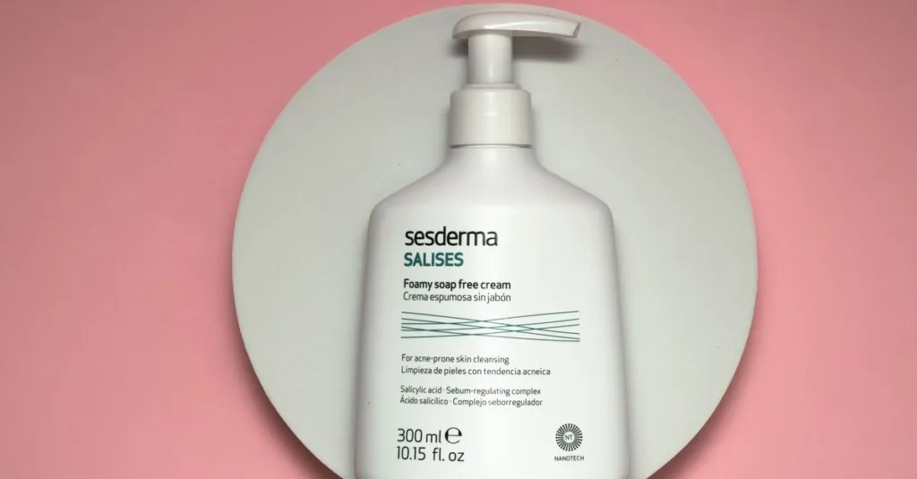 découvrez notre nettoyant moussant doux et efficace pour une peau propre, fraîche et éclatante de beauté.