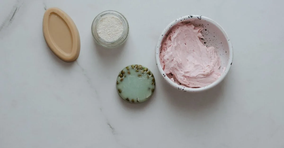 découvrez les nombreux bienfaits du kaolin, une argile naturelle utilisée pour ses propriétés purifiantes, apaisantes et régénérantes pour la peau et la santé.