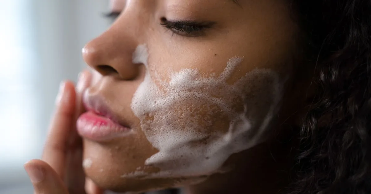 découvrez le gel nettoyant effaclar de la roche-posay, spécialement formulé pour purifier et apaiser les peaux grasses et à tendance acnéique, tout en respectant l'équilibre naturel de la peau.