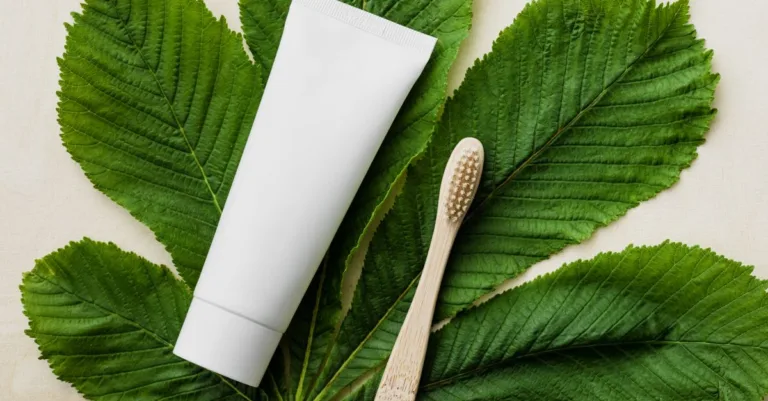dentifrice biologique naturel pour un sourire sain et éclatant, formulé avec des ingrédients issus de l'agriculture biologique.