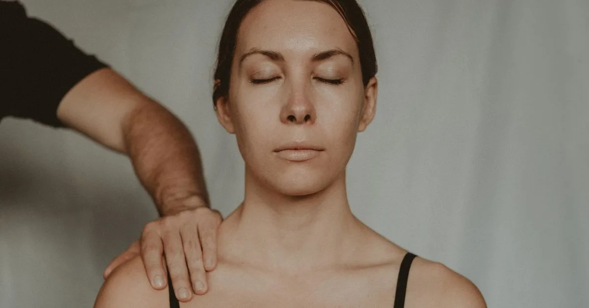 découvrez la signification du geste 'shoulder touch', un contact léger sur l'épaule souvent utilisé pour attirer l'attention, montrer du soutien ou renforcer la communication non verbale.