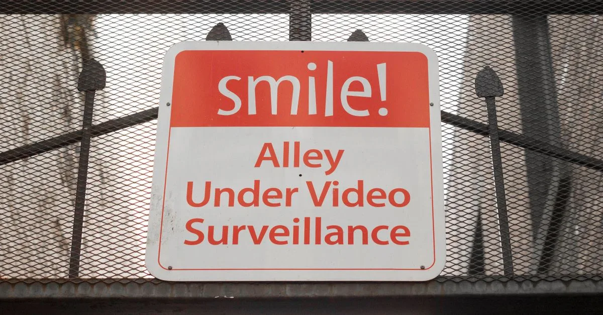 découvrez les signes de surveillance et apprenez à les identifier pour protéger votre vie privée et votre sécurité.