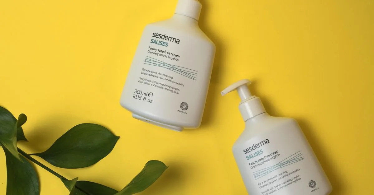 découvrez le nettoyant visage svr, formulé pour purifier et hydrater votre peau en douceur, adapté à tous les types de peau, même sensibles.