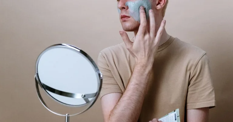 découvrez le nettoyant visage svr, formulé pour purifier en douceur et respecter tous les types de peau. idéal pour une peau nette, fraîche et éclatante au quotidien.
