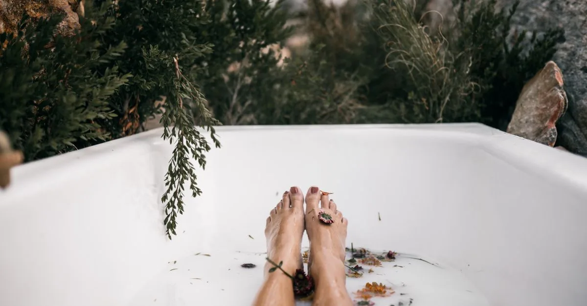 découvrez les bienfaits du bain de pieds au bicarbonate de soude pour détendre, adoucir la peau et neutraliser les odeurs désagréables.