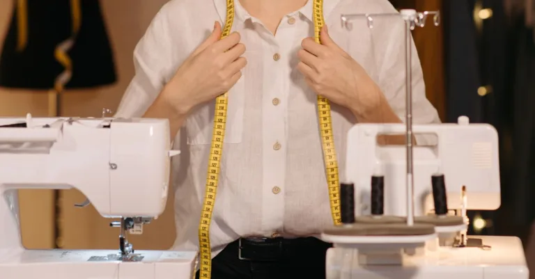 service professionnel de retouches de vêtements pour un ajustement parfait et personnalisé.