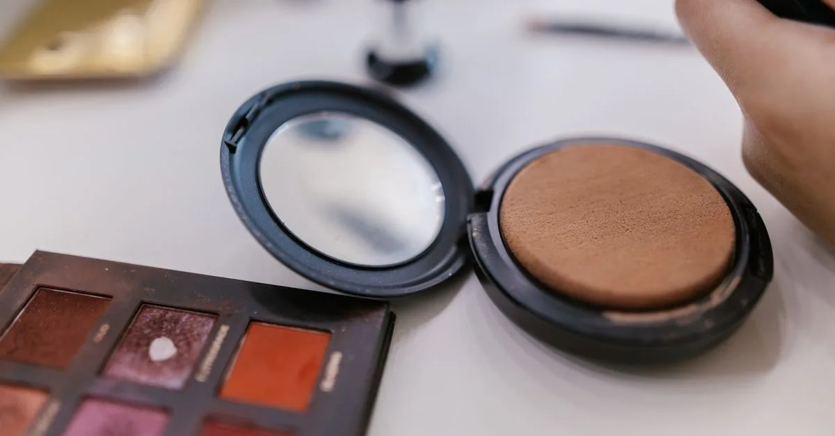 découvrez nos conseils et astuces pour une couvrance de fond de teint parfaite, adaptée à tous les types de peau et à chaque occasion.