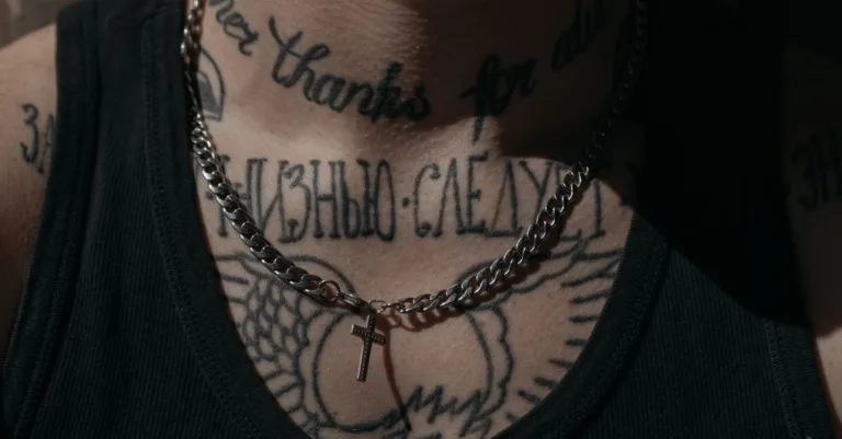 découvrez des idées de tatouages pour le cou, alliant style et originalité pour un look unique et audacieux.