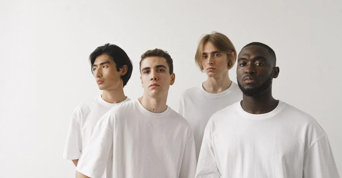 découvrez le concept de la néo-masculinité, une nouvelle vision moderne et inclusive de la masculinité, valorisant l'authenticité, l'émotion et le respect.