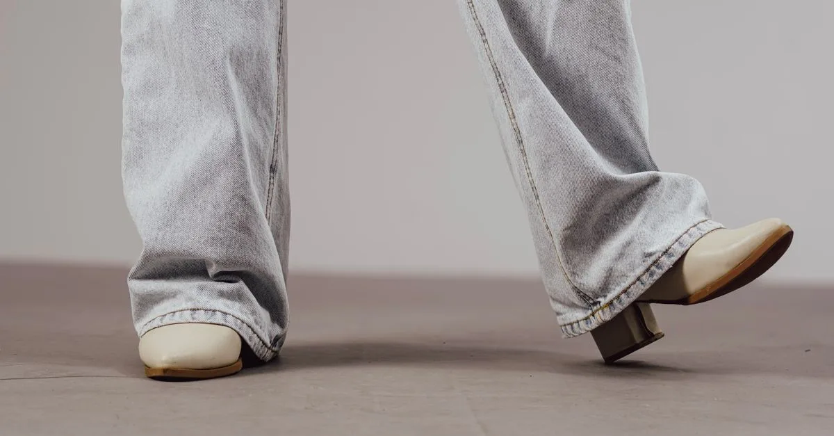 découvrez les meilleures associations de couleurs pour porter un pantalon en lin beige et créer des tenues élégantes, fraîches et faciles à adopter.