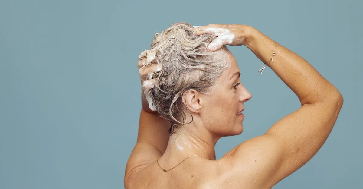 découvrez les bains dérivatifs pour cheveux gris : leurs principes, leur pratique et les précautions à connaître pour prendre soin de vous.