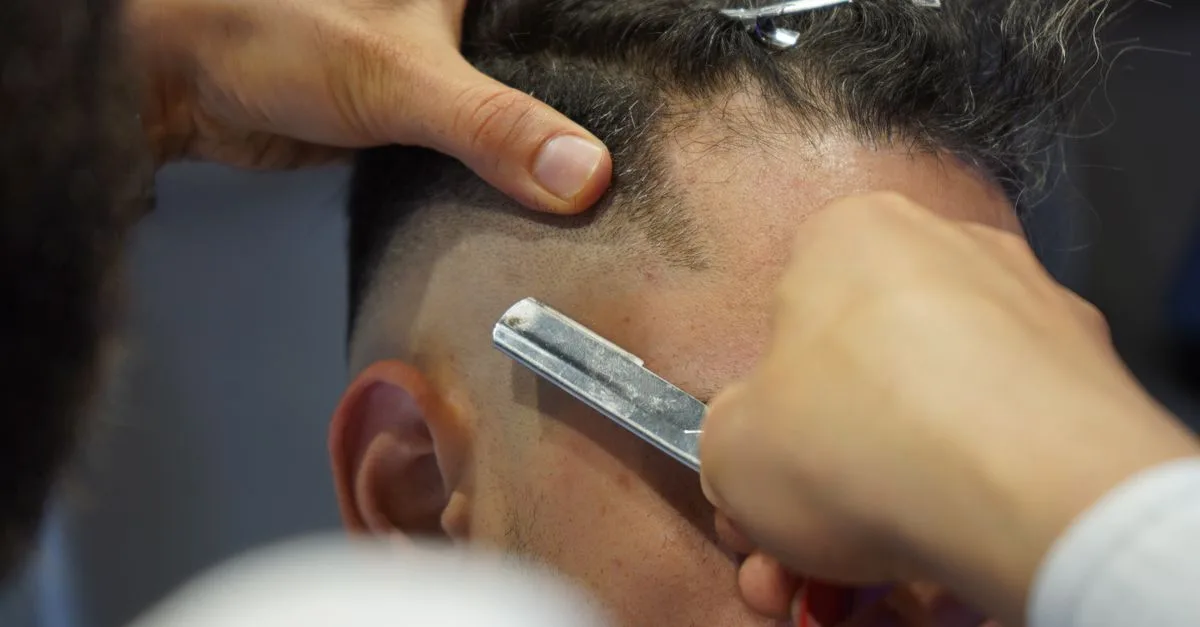 découvrez les meilleures techniques pour lutter contre l'amincissement des cheveux et retrouvez une chevelure plus dense et saine.