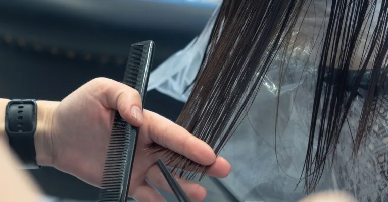 découvrez les meilleures techniques pour lutter contre la perte de cheveux et retrouver une chevelure dense et saine.