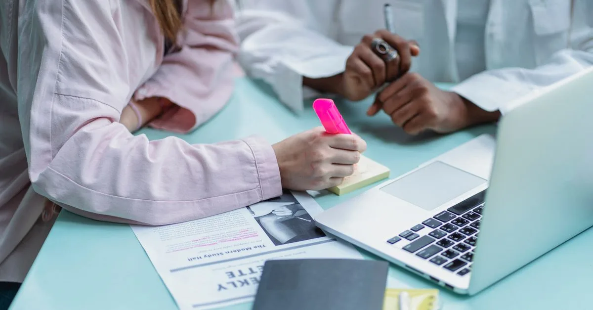 découvrez comment le highlighting met en valeur les informations clés pour une meilleure compréhension et une lecture rapide.
