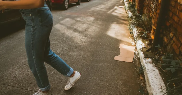 comparez les jeans levi’s 501 et 724 : taille, coupe et jambe pour trouver le modèle qui correspond le mieux à votre style.