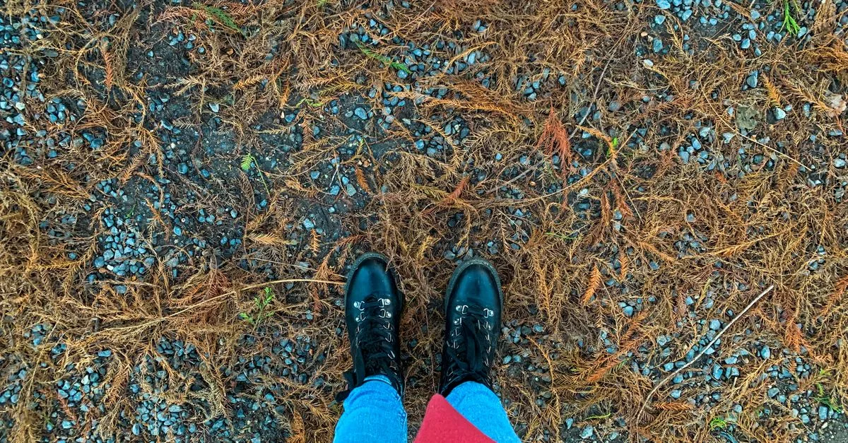 adoptez le style levi’s 725 bootcut : découvrez comment porter ce jean évasé avec des bottines pour une silhouette élégante et moderne.