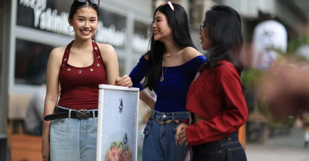 découvrez les jeans levi’s ribcage pour femmes petites : taille haute, coupe flatteuse et longueur adaptée pour mettre votre silhouette en valeur.