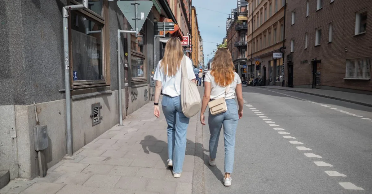 découvrez les jeans levi’s ribcage pour femmes de petite taille : une coupe taille haute et des styles conçus pour sublimer les silhouettes petites.