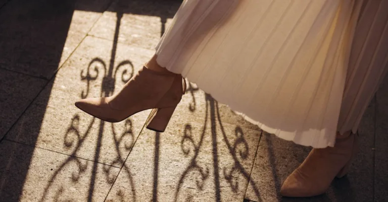 découvrez quelles chaussures porter avec une jupe longue en satin cet automne : bottines, mocassins ou baskets pour composer des looks élégants et confortables.