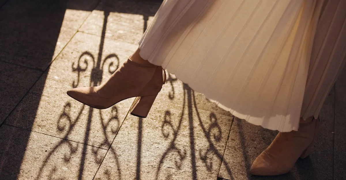 découvrez quelles chaussures porter avec une jupe longue en satin cet automne : bottines, mocassins ou baskets pour composer des looks élégants et confortables.
